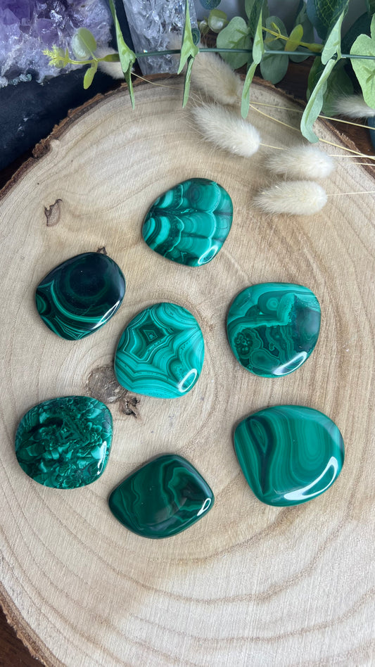 Pierre plate en Malachite