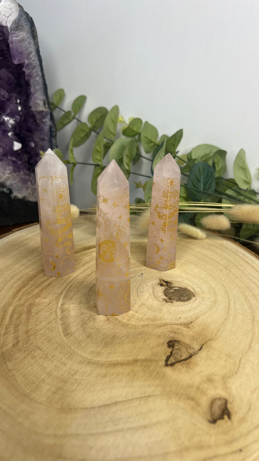 Obélisque en cristal gravé en quartz rose